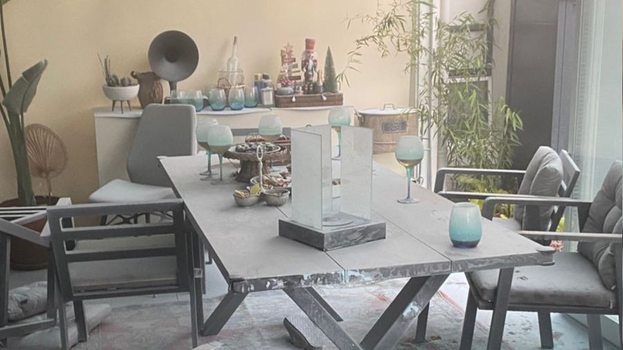 Masa üstü şöminesi patladı 4 kişi yaralandı