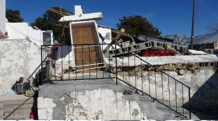 Mersin'de iddetli rzgar yaylada bir evi ykt, 10 ev hasar grd