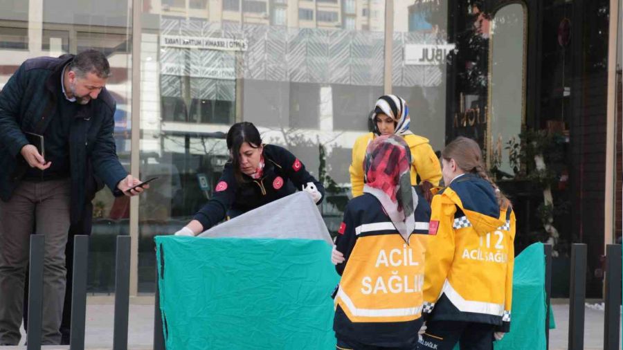 Pencere silerken 11'inci kattan düştü