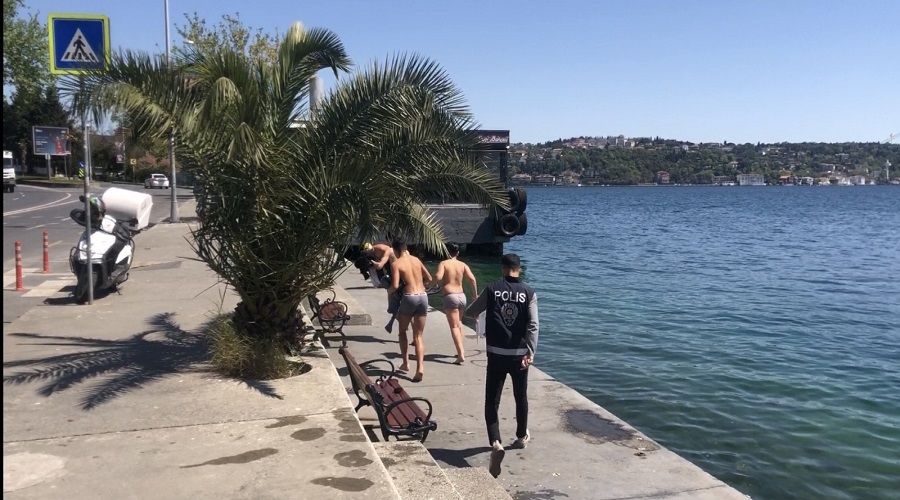 Polisi görünce giyinemeden kaçtılar