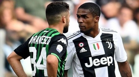 Rakibine kafa, dirsek ve tekme attı