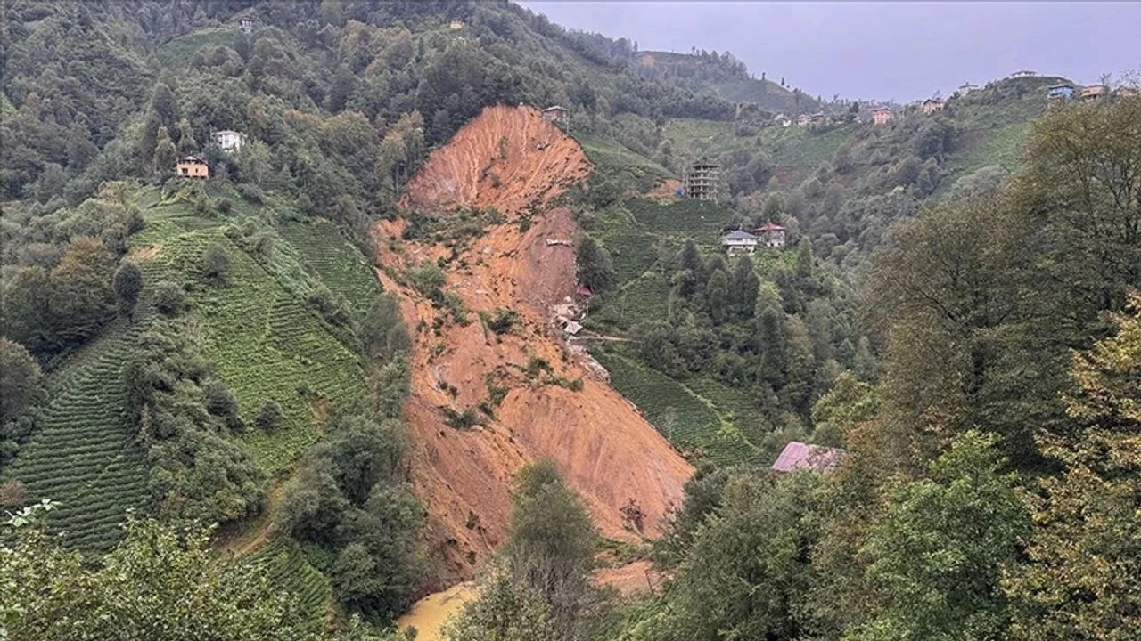 Rize'de heyelan sonucu 2 ev toprak altnda kald