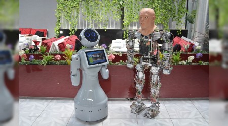 Robotlar arasında teknoloji sohbeti