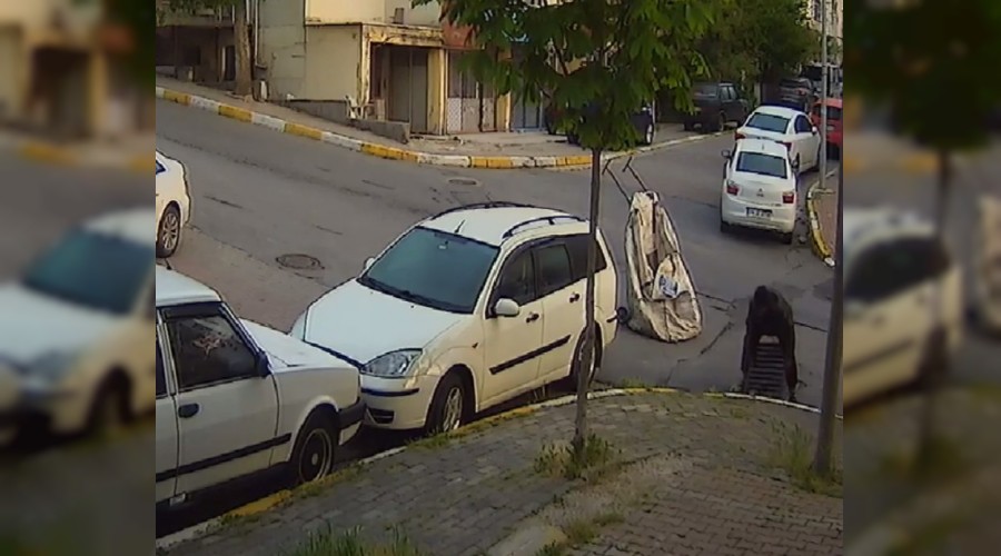 Rögar kapağı hırsızları kameralara yakalandı