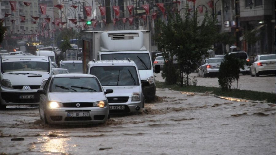 Sağanak yağış Cizre'de olumsuz etkiledi