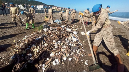 Sahilin temizliğine Mehmetçik el attı