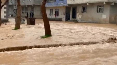 Şanlıurfa'da sel, köy yolları kapandı