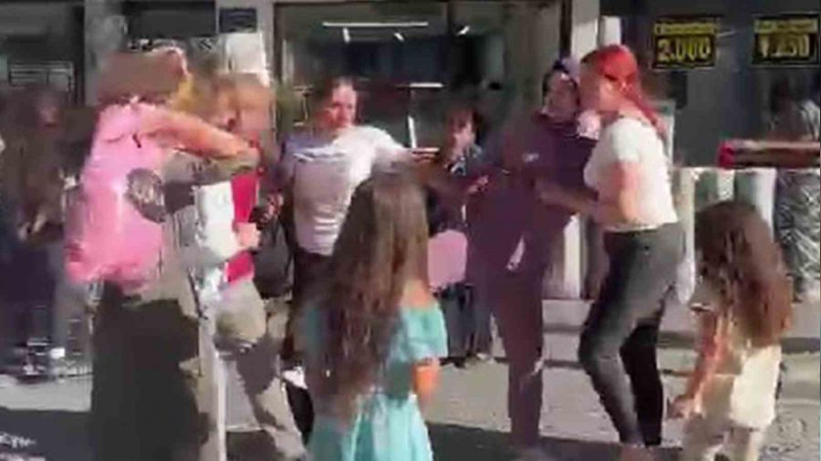 Şehir merkezinde saç baş kavga