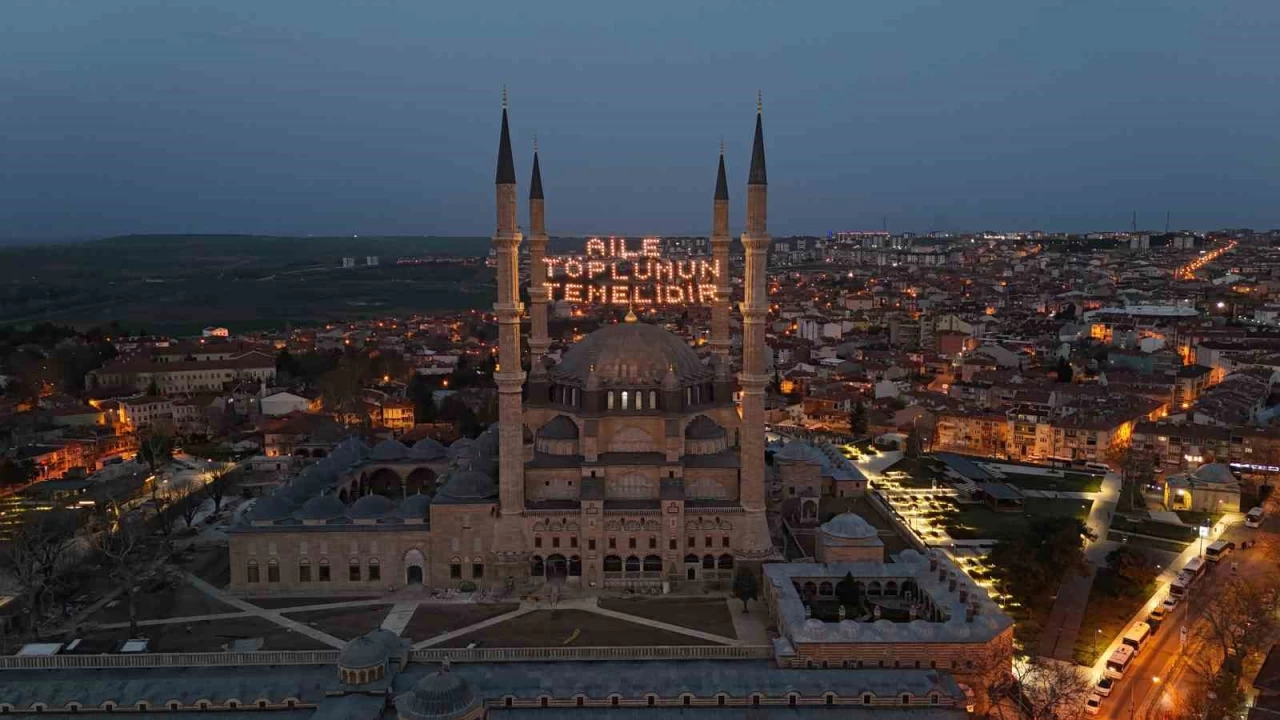 Selimiye Camisi'ne "Aile toplumun temelidir" yazs asld