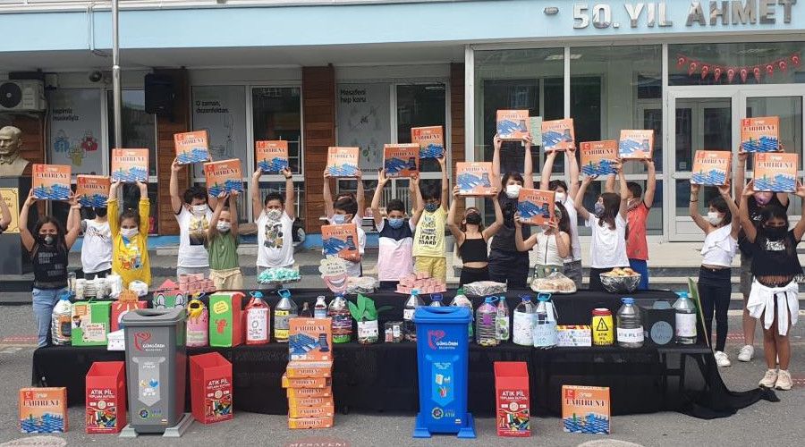 Sıfır Atık Projesinde pilleri getiren öğrenciler hediyeleri kaptı