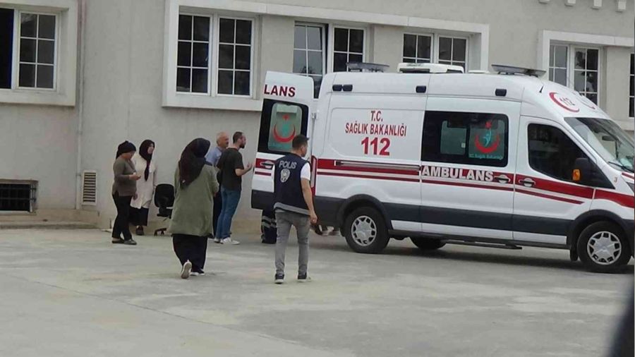 Sınav merkezinde merdivenlerden düştü