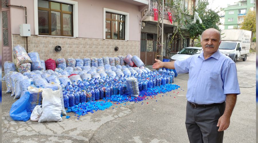 Sokak sokak gezip engelliler için 1 ton kapak topladı