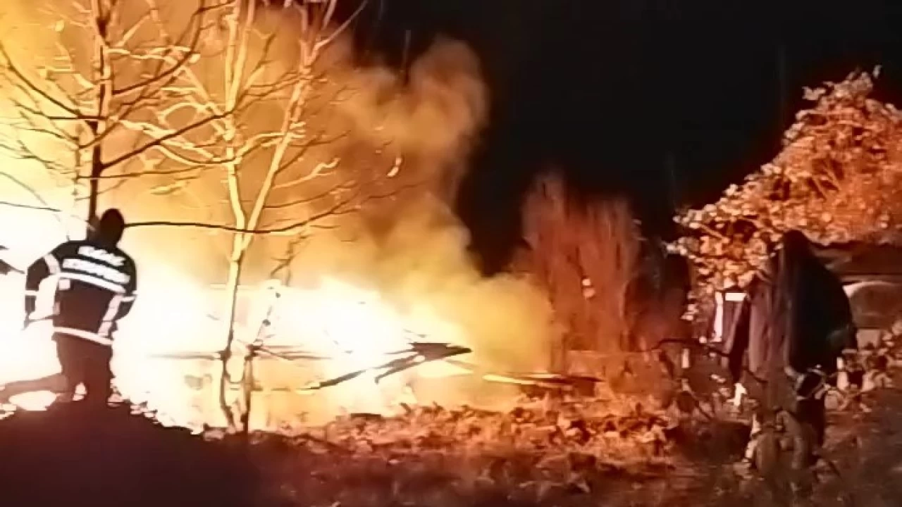 Sosyal medyada canlı yayını açıp evini ateşe verdi