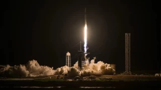 SpaceX, ilk ticari uzay yry iin roket frlatt