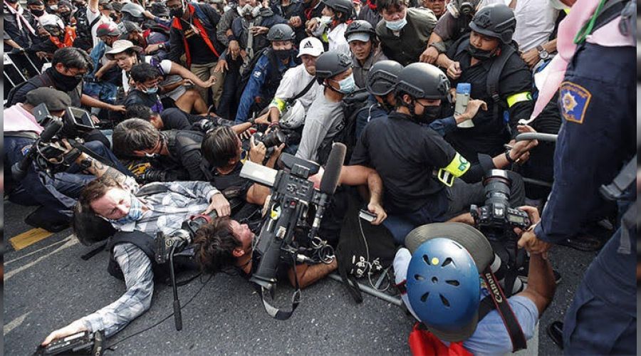 Tayland'da polis, göstericilere müdahale etti