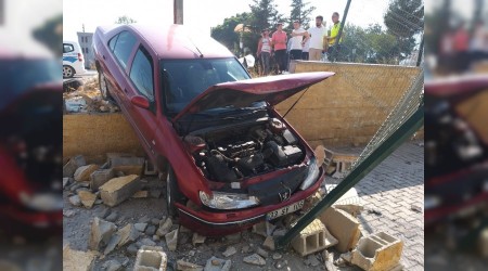 Tırın sıkıştırdığı otomobil okul bahçesine girdi