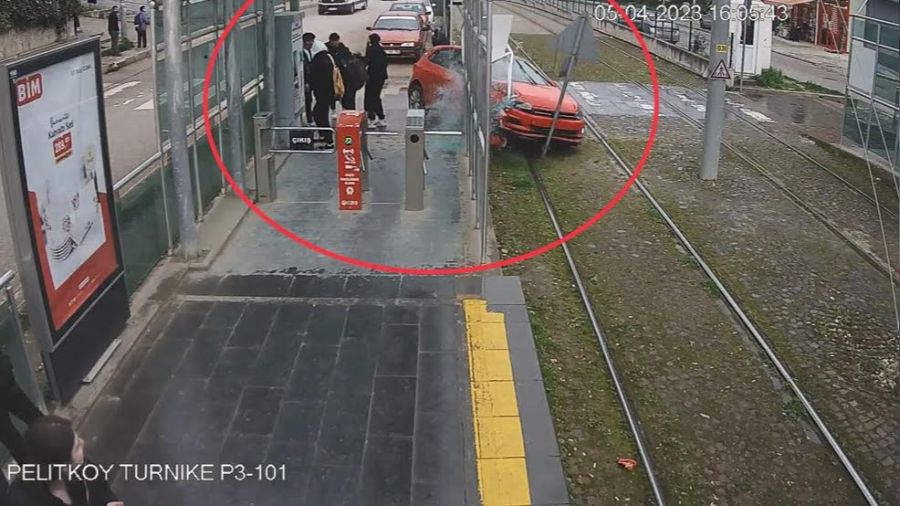 Tramvay istasyonunda ölüm teğet geçti