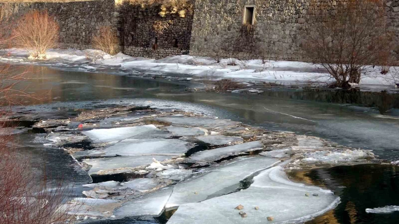 Trkiye'nin en hzl akan nehri olan oruh buz tuttu