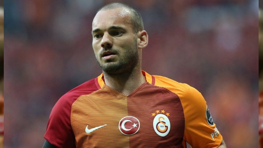 “Weghorst gibi 300 tane forvet var”