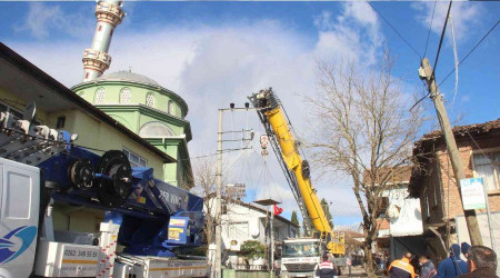Yan yatan minare indirilmeye çalışılıyor