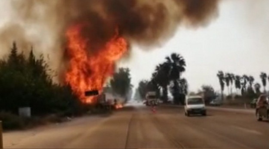 Yangın, Adana-Mersin'in trafik akışını kesti