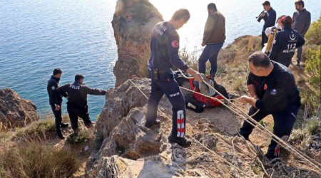 Yaşlı adam falezlerden düştü