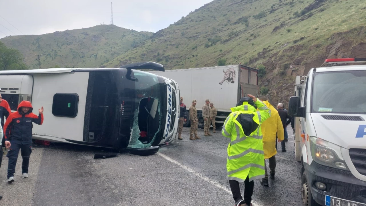 Yolcu otobüsü ile kamyon çarpıştı: 2 ölü, 30 yaralı