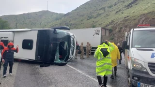 Yolcu otobüsü ile kamyon çarpıştı: 2 ölü, 30 yaralı