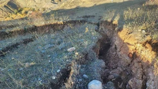Yozgat'ta korkutan görüntü: Tarlada derin yarıklar ve çökmeler oluştu