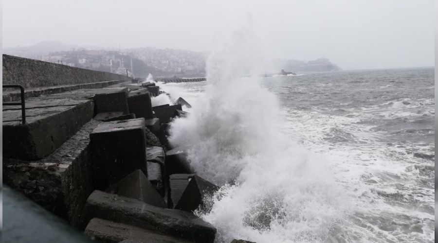 Zonguldak'ta dalgalar mendireği aştı