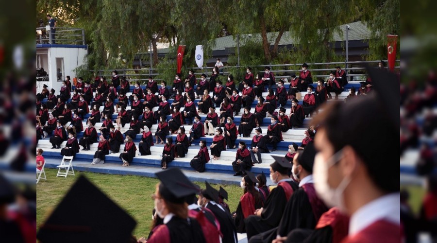 419 hekimin mezuniyet sevinci