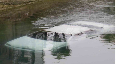 Adana'da otomobil sulama kanalına düştü, sürücü halatla kurtarıldı