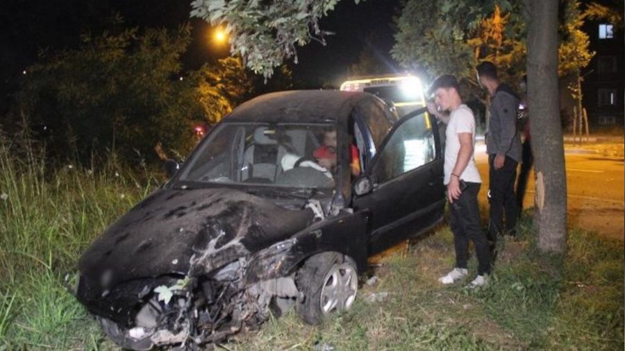 Ağaca çarpan otomobil, toprak zemine girerek durabildi