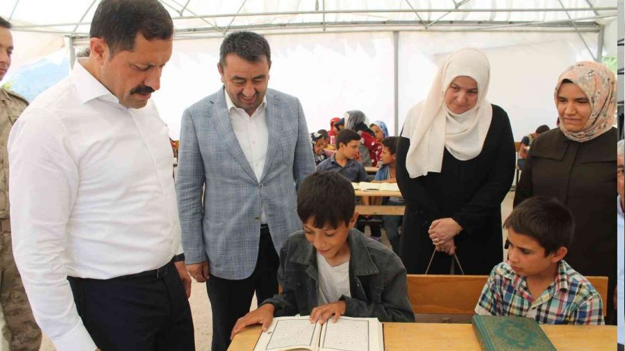 Amasya'da mevsimlik tarım işçilerinin çocuklarına çadırda Kur'an eğitimi