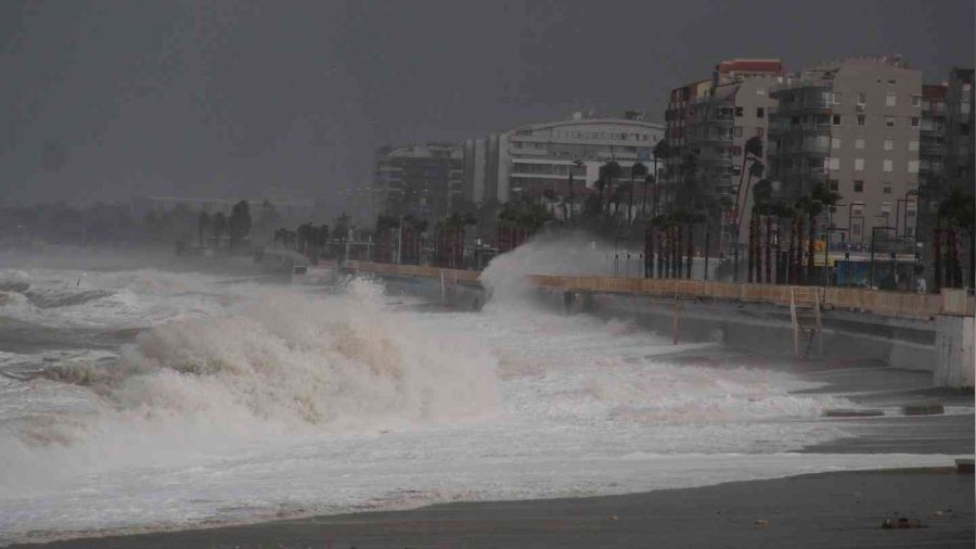 Antalya'da dalgalar falezleri dövdü, denizin rengi değişti