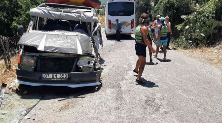 Antalya'da rafting dönüşü kaza: 8 yaralı