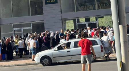 Antalya'da ucuz halı izdihamı