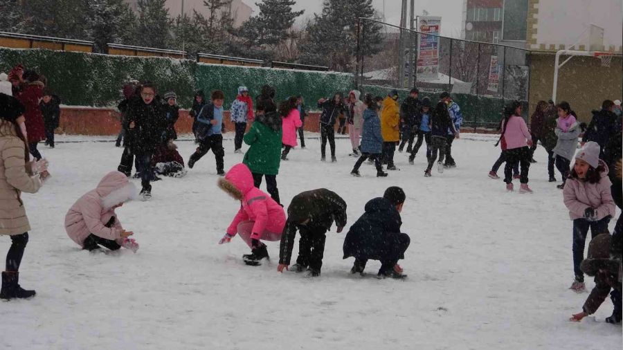 Ardahan'da çocuklar karın tadını çıkardı