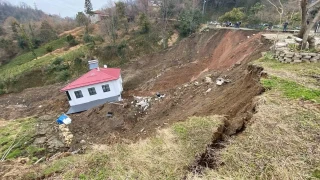 Artvin'deki heyelanda ev 50 metre srklendi