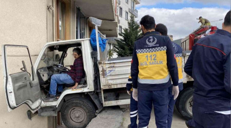 Ataehir'de binaya arpan kamyonet bina boluunda asl kald