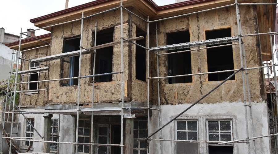 Balıkesir'de tarihi yapılar ayağa kalkıyor