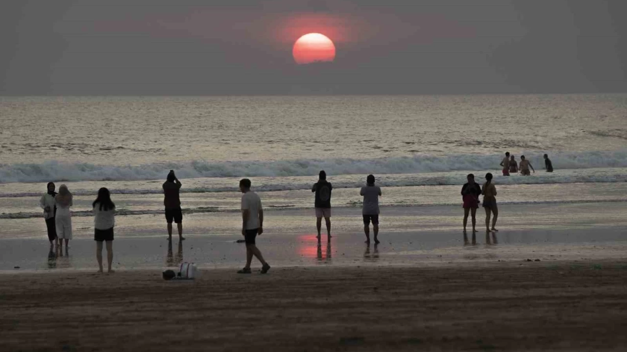 Bali'ye giden yabancı turistler 10 dolar vergi ödeyecek