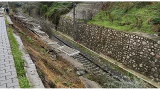 Bandırma'da tren yolu istinat duvarı çöktü