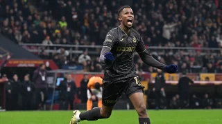 Banza, golleriyle parlıyor