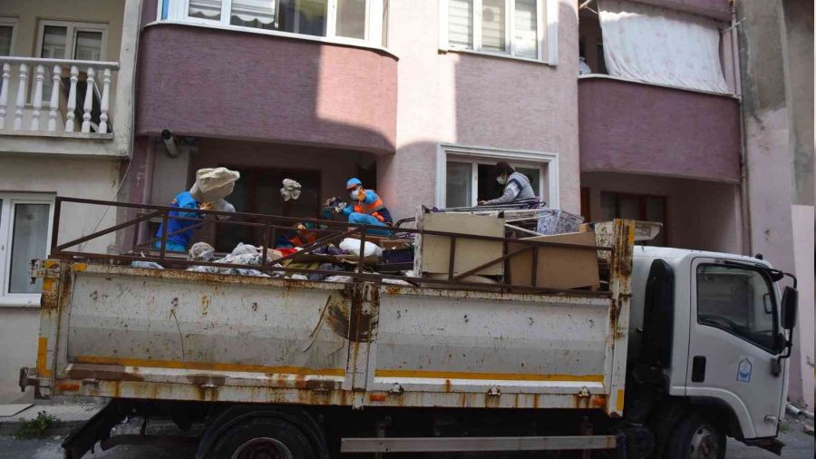 Bayram öncesi bir evden 4 kamyon çöp çıktı