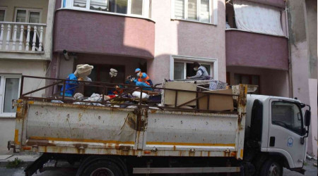 Bayram öncesi bir evden 4 kamyon çöp çıktı