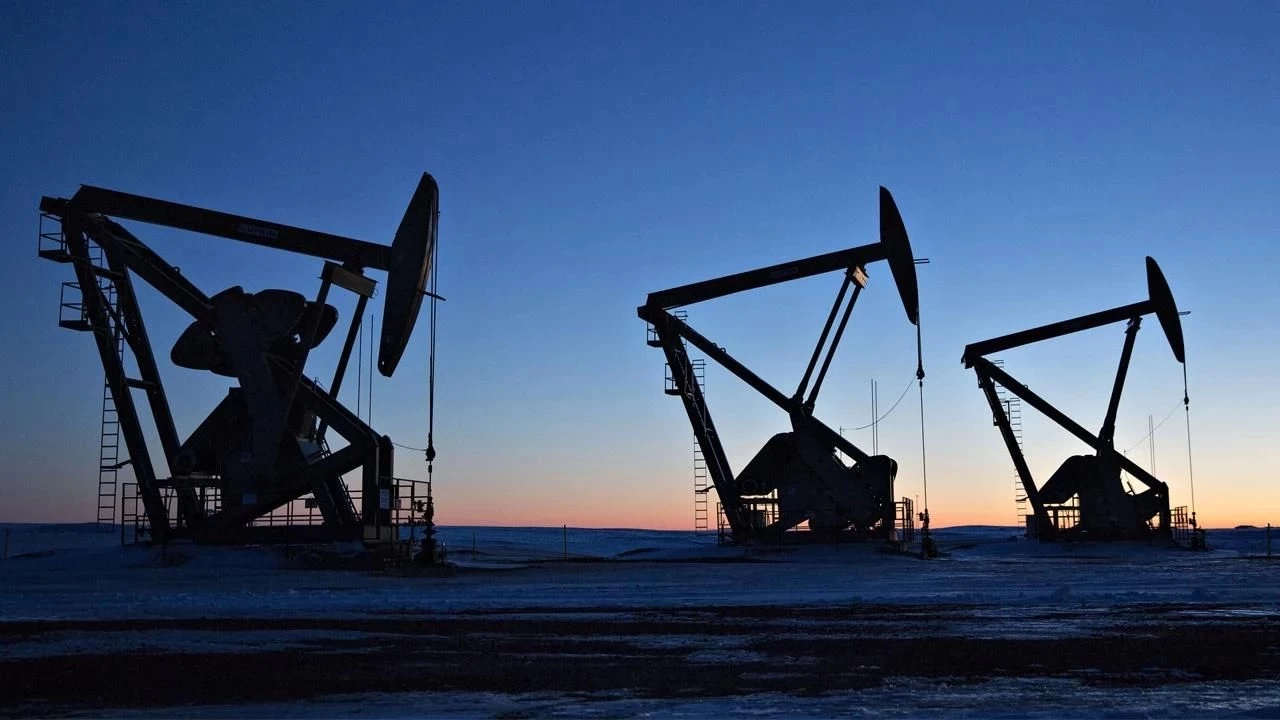 Brent petroln varil fiyat 72.38 dolar
