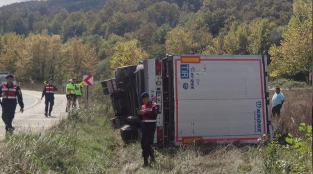 Bursa'da tır devrildi