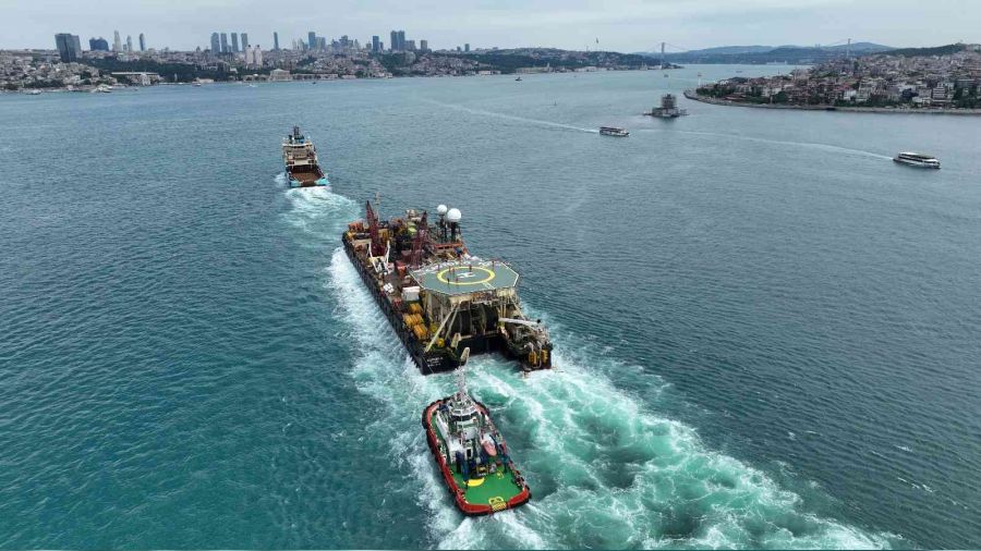 'Castoro 10' İstanbul Boğazı'ndan geçti