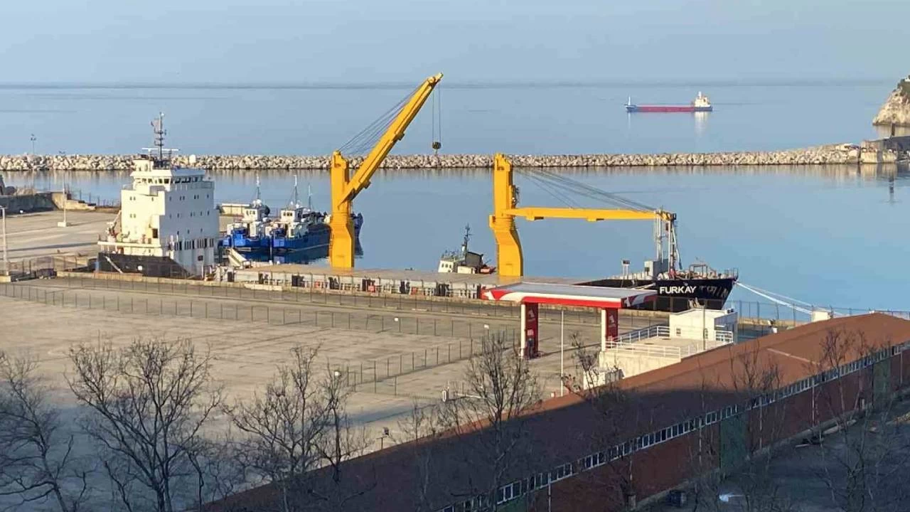 Demir yüklü gemi Zonguldak açıklarında arızalandı